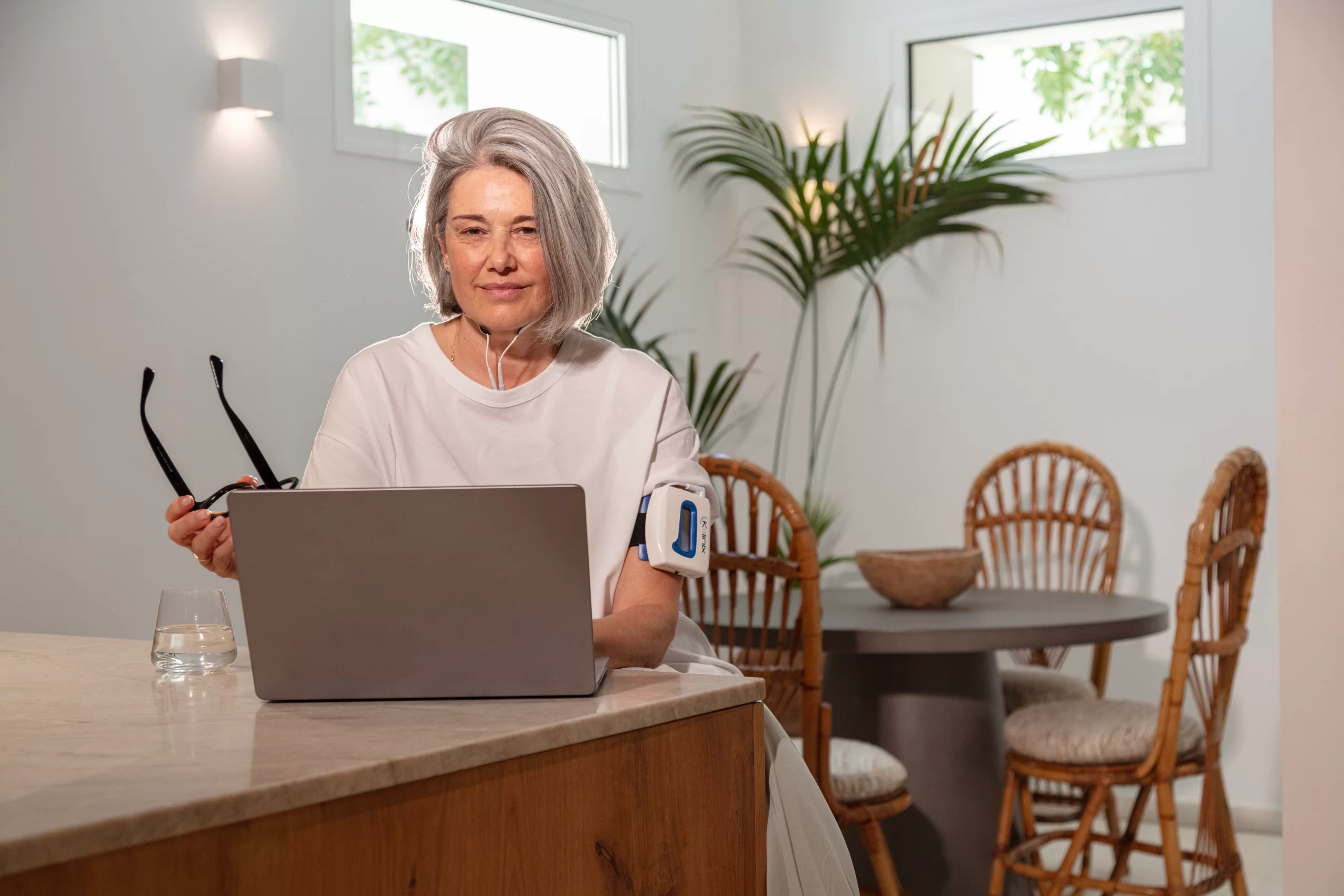 Mujer usando Kalinix con su laptop
